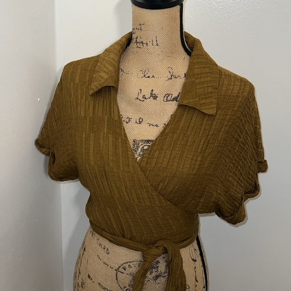 Forever 21 Textured Wrap Top Blouse - Picture 2 of 8